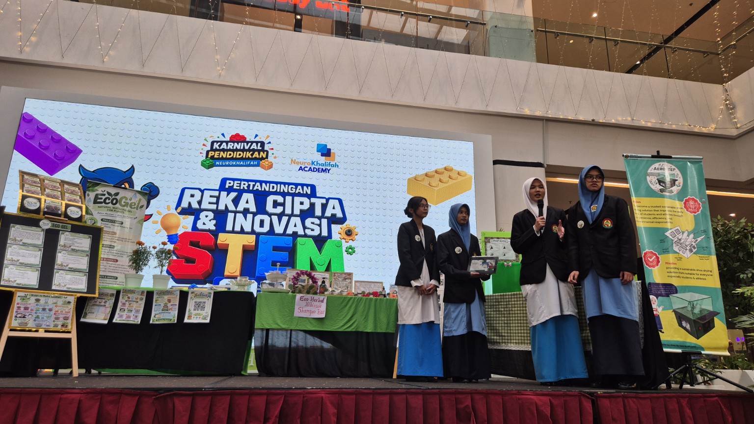 Pelajar membentang inovasi STEM
